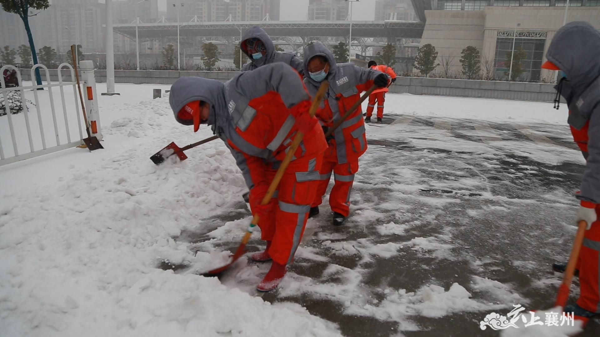 环卫工人除雪忙浴雪奋战保通畅