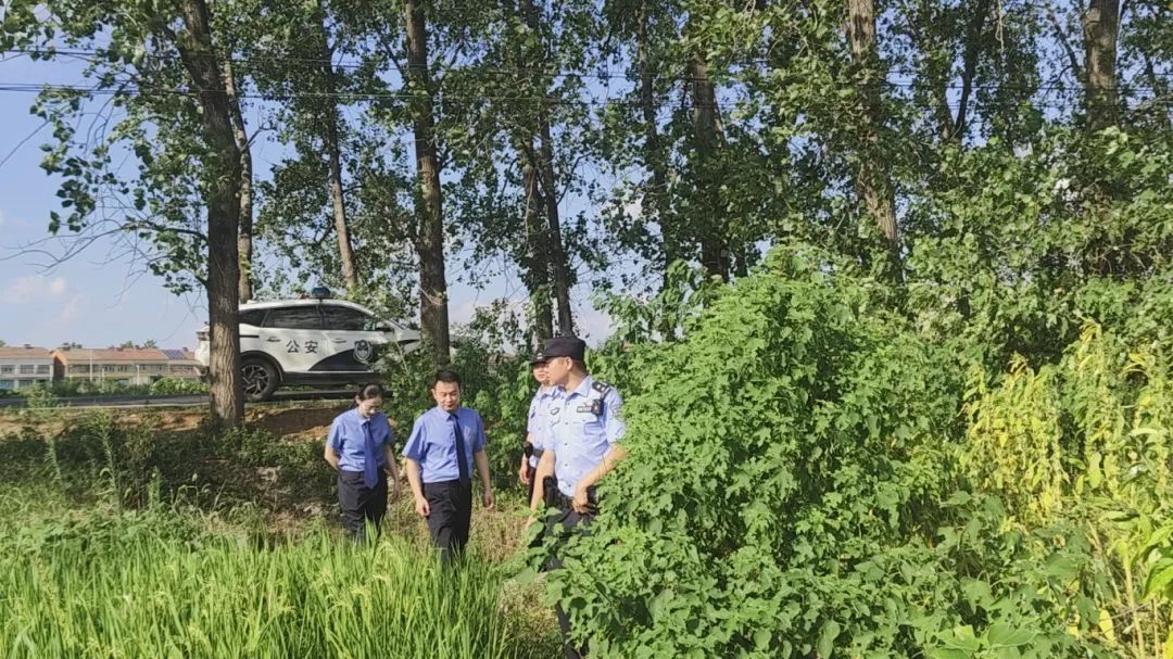 检察官、民警看土地现场.jpg