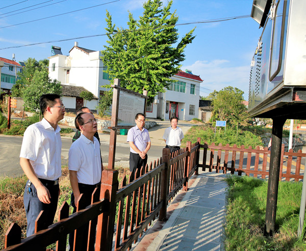 饶志国一行实地查看了南湖街道办综治中心,路口镇王家湾社区,陈策楼镇