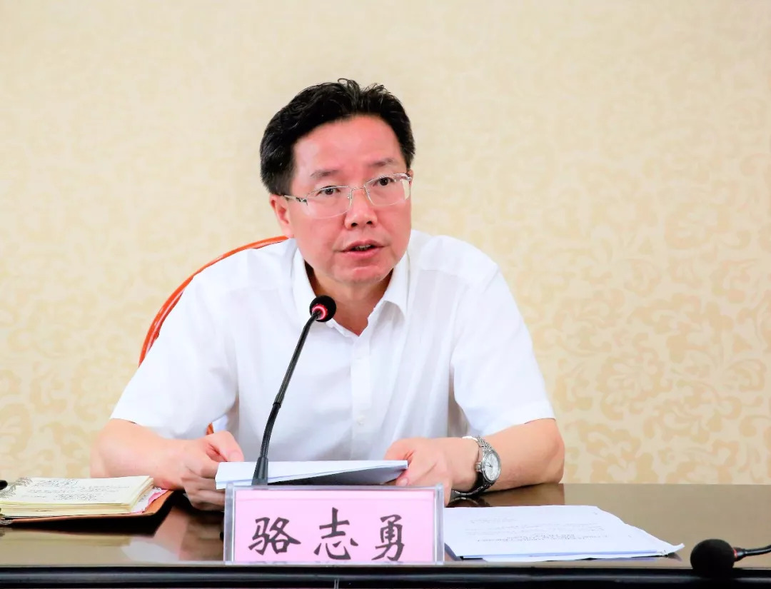 区委书记骆志勇出席会议并讲话.区委常委,常务副区长刘恩锋主持会议.