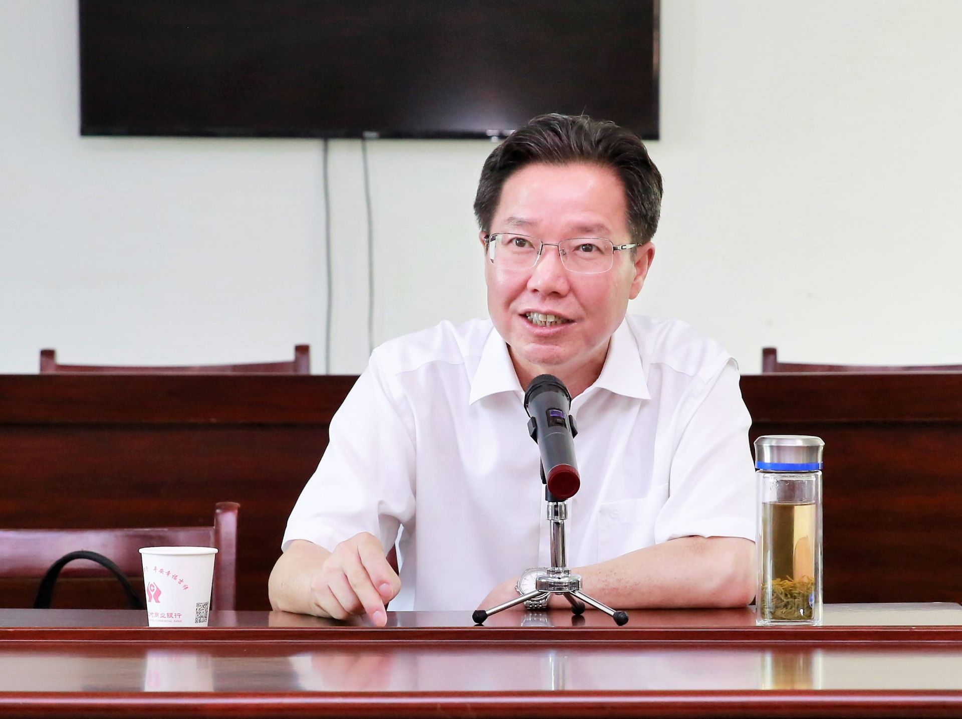 骆志勇到李家湾村督办厕所革命和人居环境整治工作时强调全力以赴整改