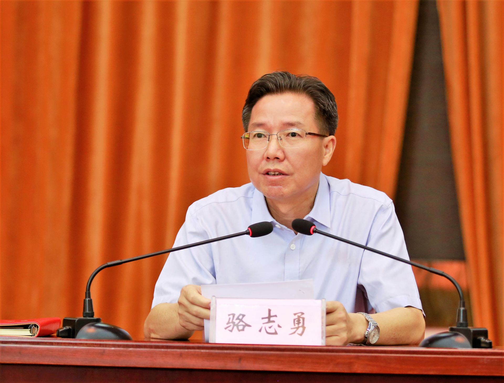 骆志勇强调,发展壮大村级集体经济工作关键在人,在村(社区)书记,在区