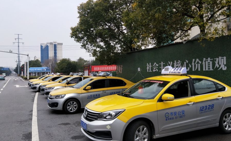 深夜还坚守岗位的女司机黄州的出租车大多为黄色车身,1月31日,黄冈市