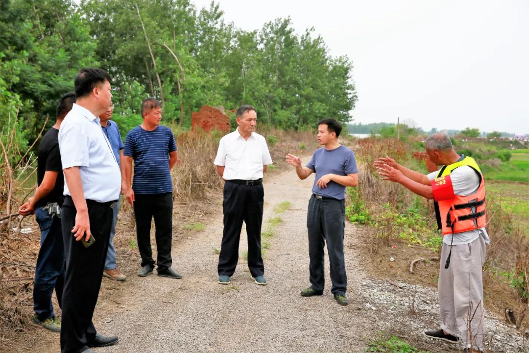 夏志东到堵城镇检查指导防汛工作慰问市直支援黄州区防