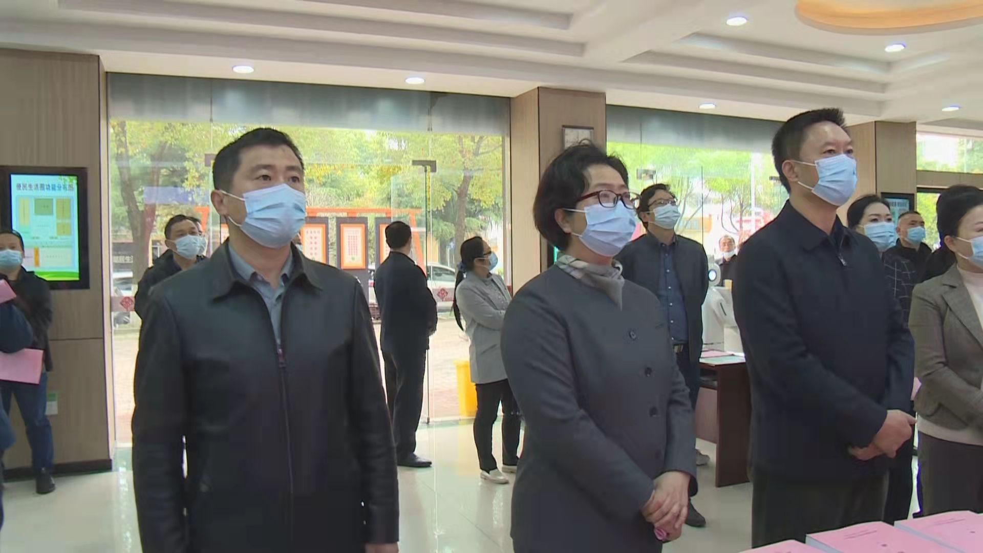 在惠民社区,王小平一行参观了"残疾人服务中心"效果图,实地察看了"