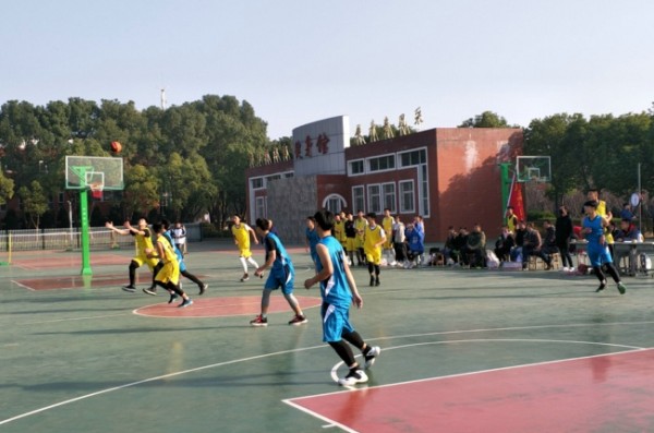 开幕式结束后,孝感一中与孝南二中学生篮球队进行了首场对抗比赛.