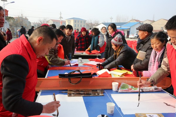 先进典型评选表彰 精准扶贫送戏下乡 区委宣传部到朋兴乡北庙村开展1