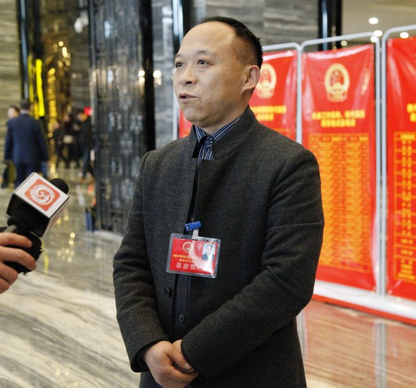 人大代表刘建明我是来自孝南区朱湖办事处的一名基层人大代表.