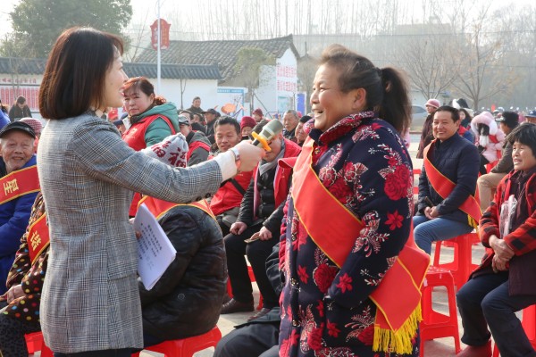 先进典型评选表彰 精准扶贫送戏下乡 区委宣传部到朋兴乡北庙村开展1