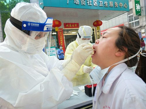为健康保驾护航——广场街社区卫生服务中心开展职工核酸检测