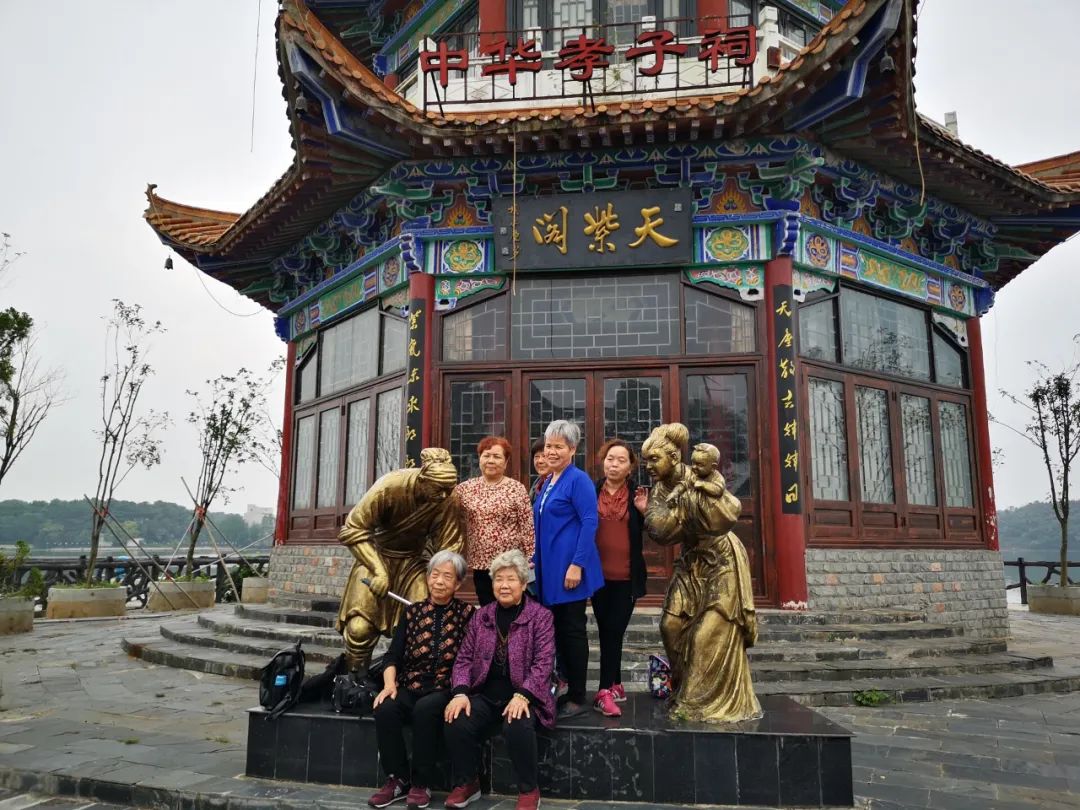 熙鳳水鄉孝南區博物館孝感金卉莊園天紫湖生態度假區參加人員一行先後