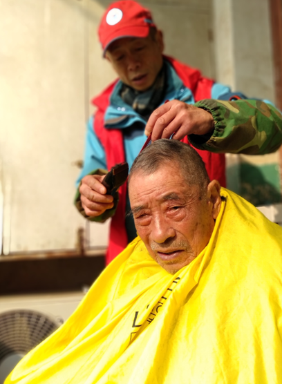 党员上门为永新社区老弱病残居民免费理发