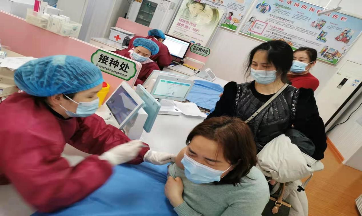 区血防所全体医务人员接种新冠疫苗第二针