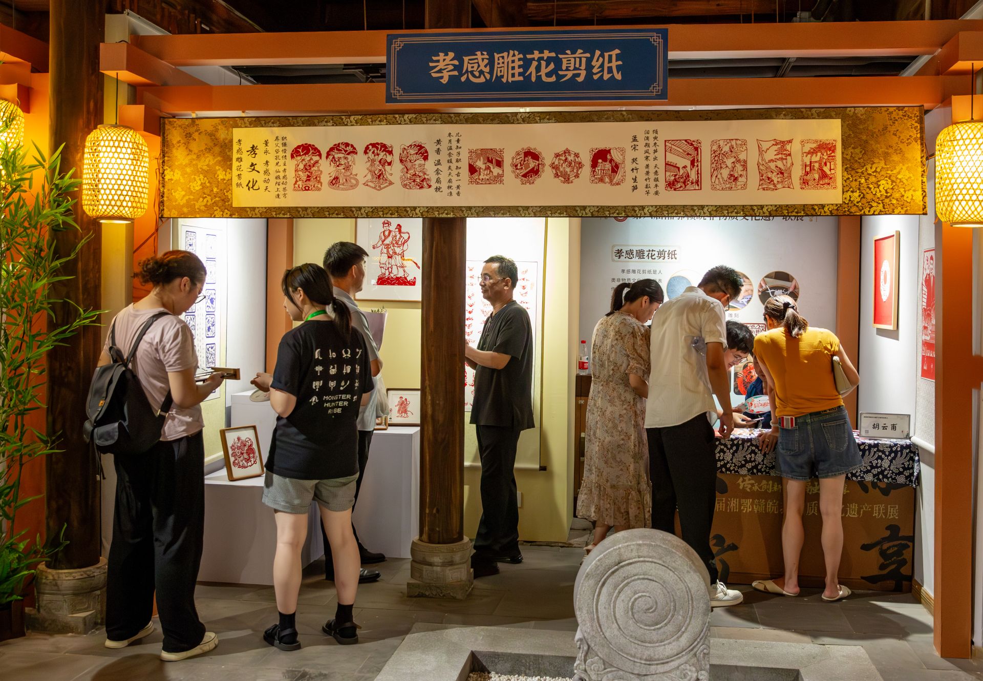 传承创新 融合共享—— 孝感雕花剪纸走进第六届湘赣鄂皖非物质文化