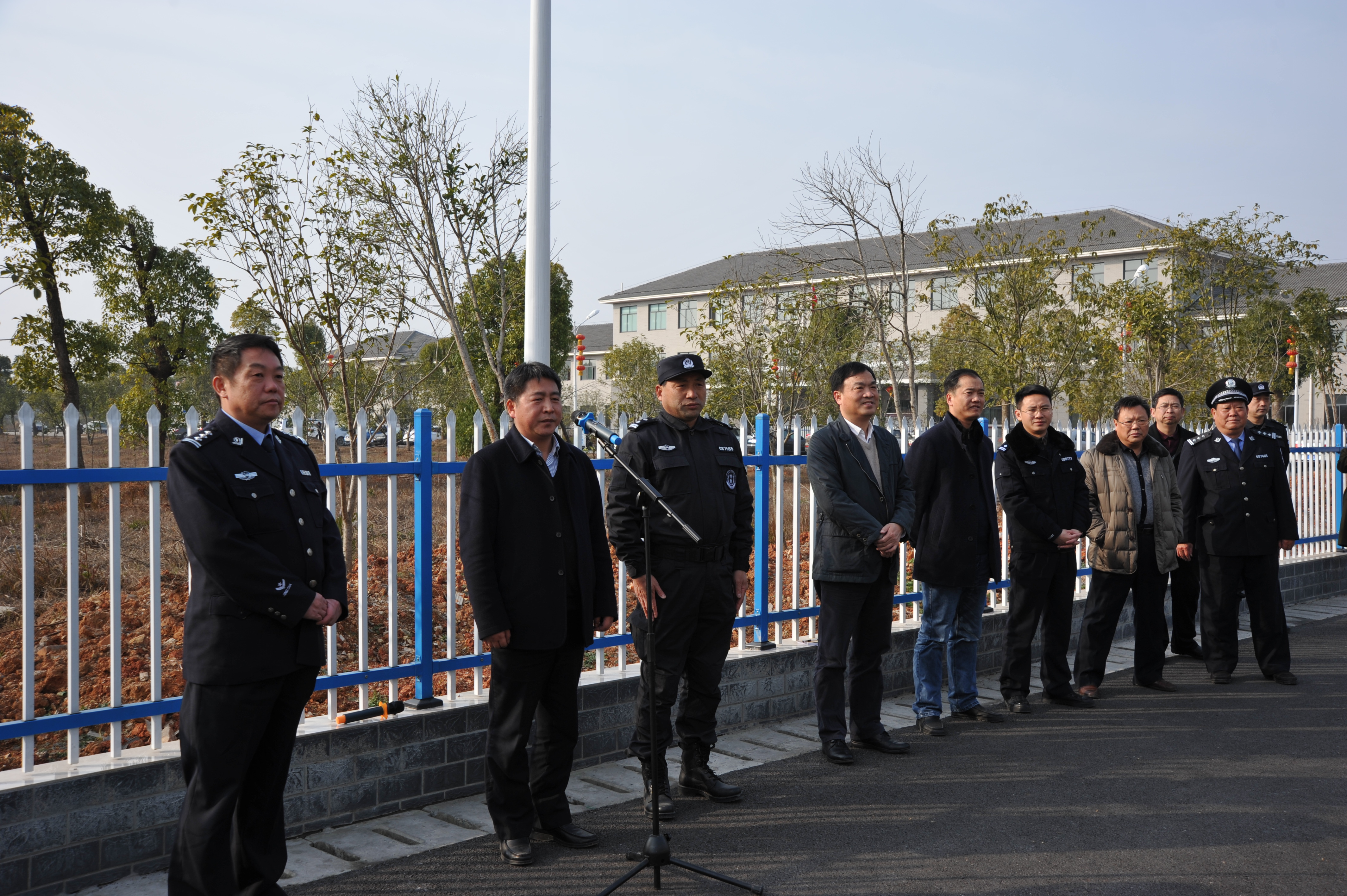 李文波一行先後來到官埠橋鎮派出所,區看守所,區巡特警大隊實地調研.