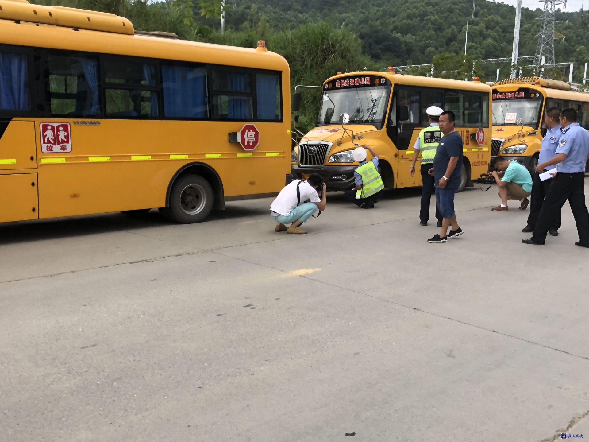 咸寧市交警二大隊開展校車安全教育活動