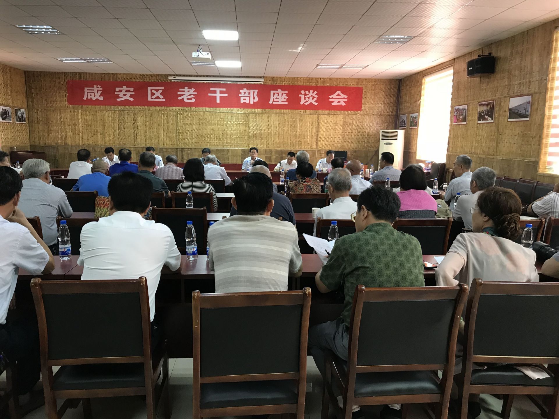 咸安召开全区老干部座谈会