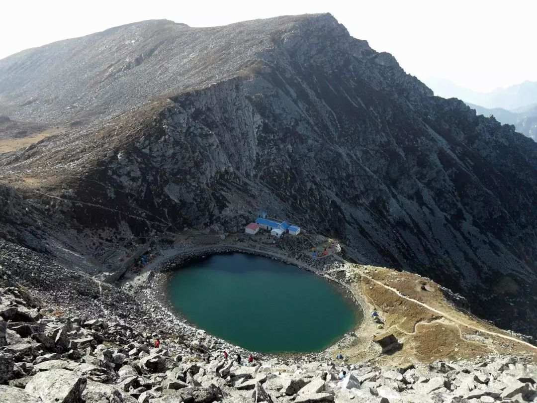 (3)冰碛湖和冰水湖,由终碛,后碛或侧碛造成的湖泊.