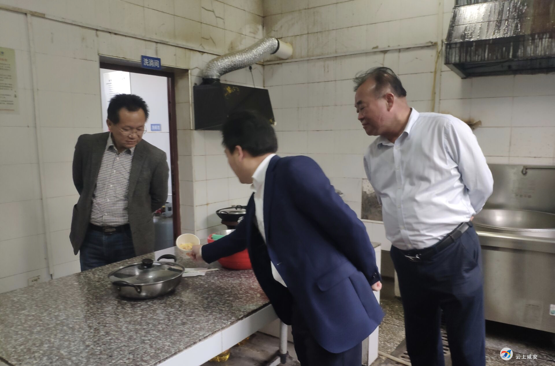 万龙到大幕乡调研农村教育工作_云上咸安