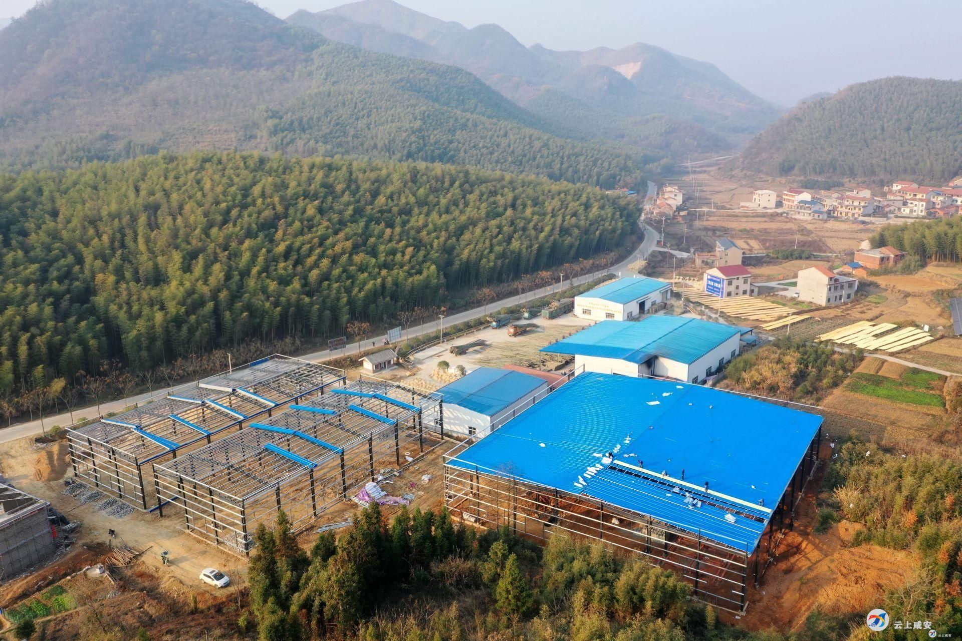 正在施工建设中的大幕乡双垅村环保机制竹炭厂新建厂房.