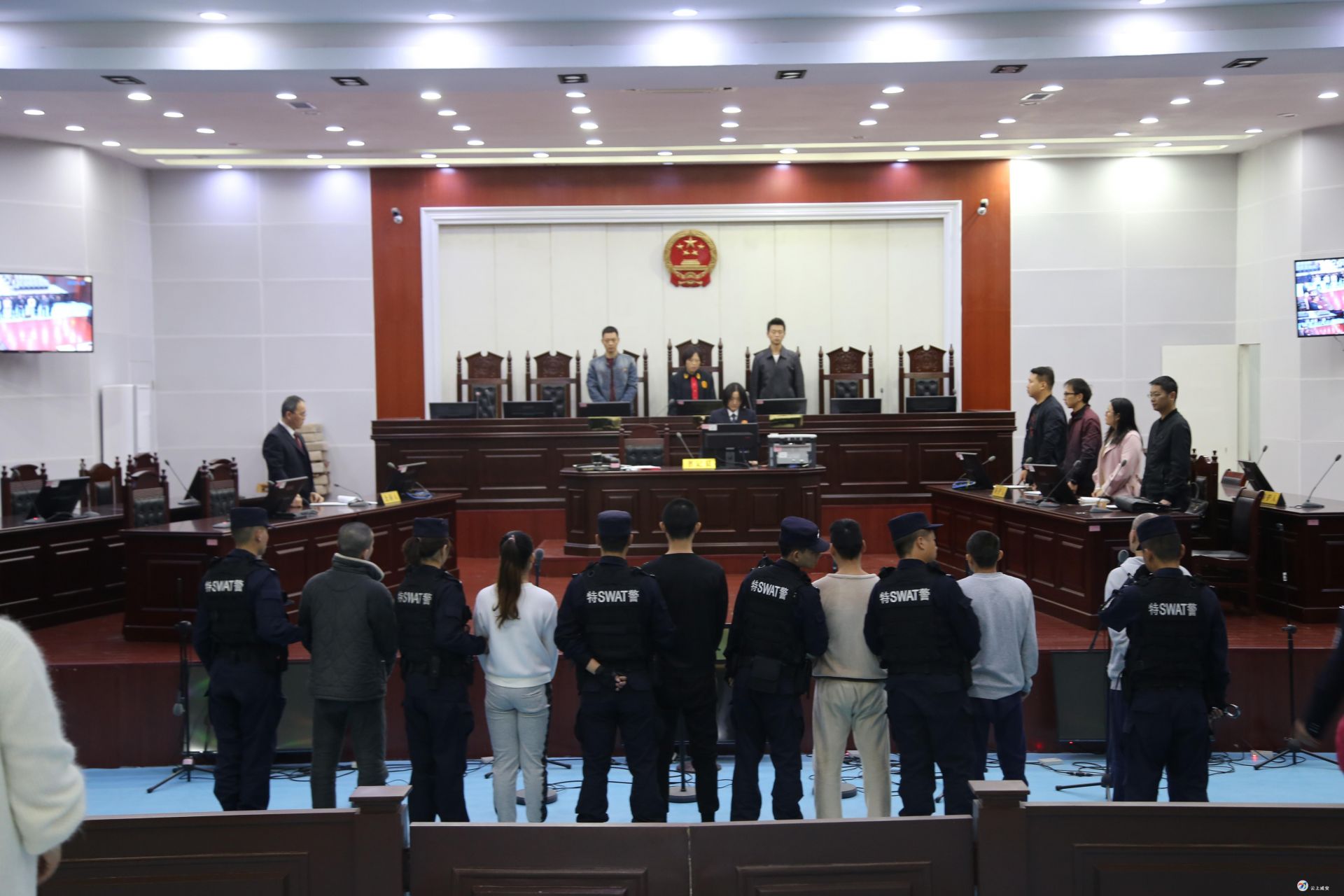 区法院集中宣判两起毒品案一男子贩卖毒品获利六百领刑三年六个月