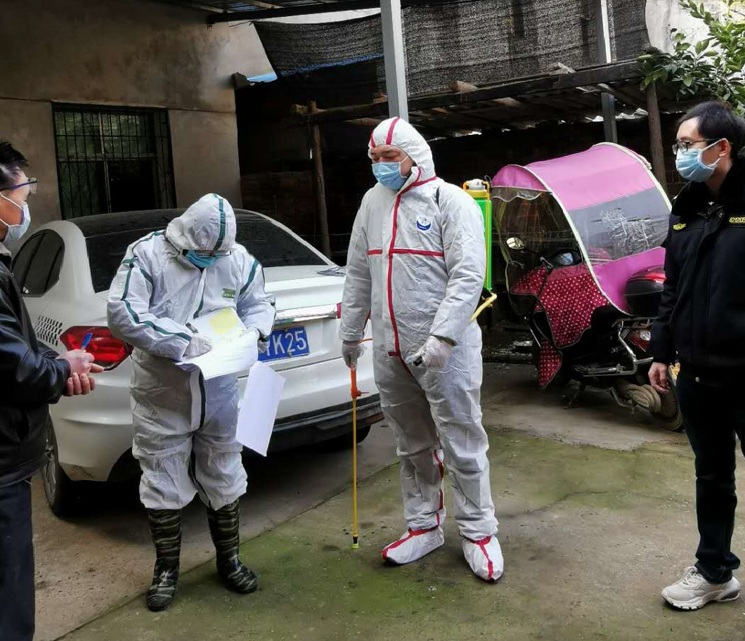 亮身份践初心比作为村民的好帮手抗疫的急先锋