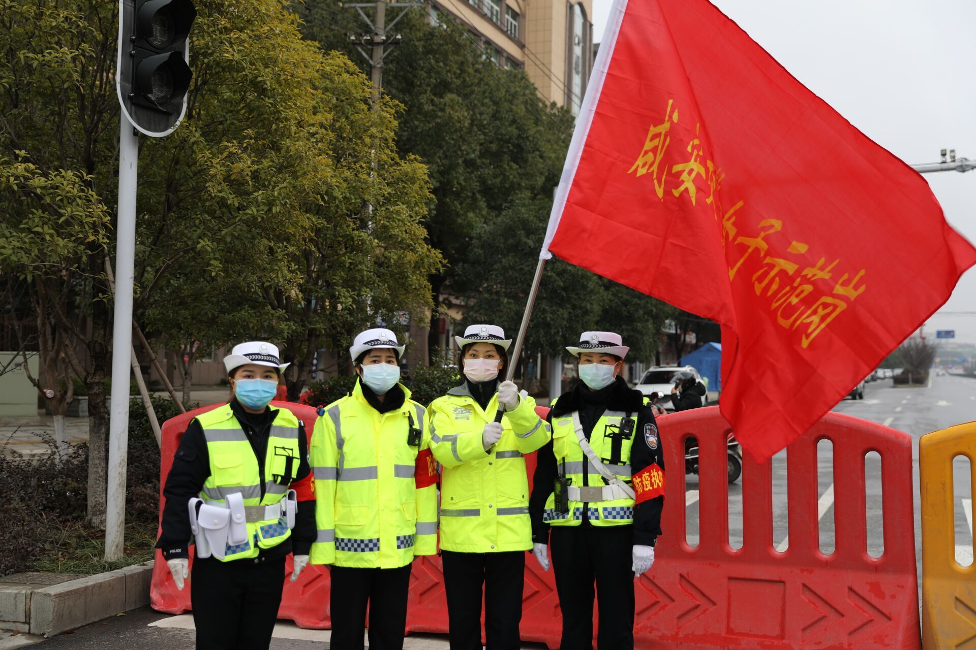 疫情防控阻击战中的巾帼英雄咸安女交警坚守工作共克时艰