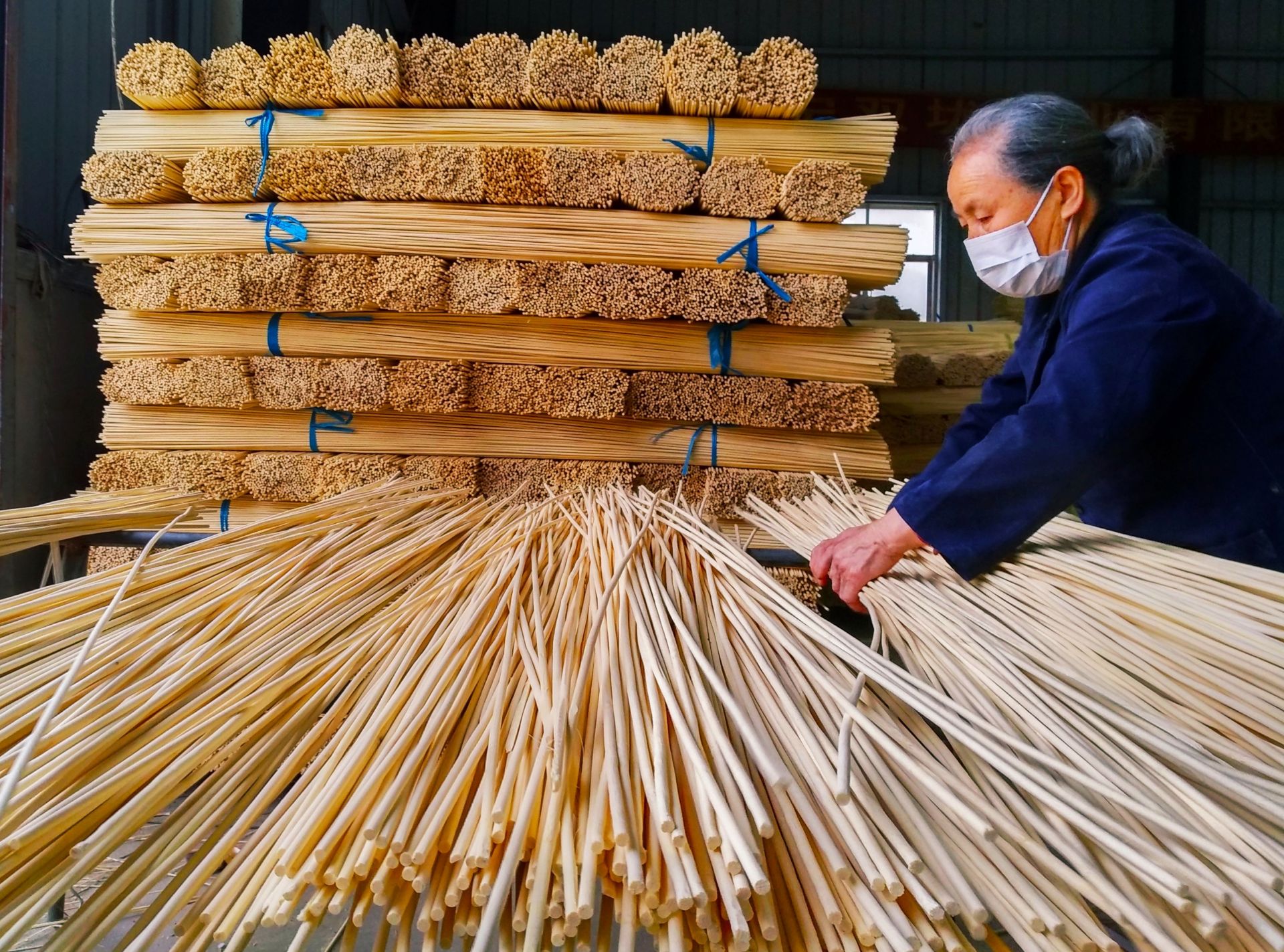 厂主要产品是半成品,将整根竹子截断,劈片,蒸煮等工序,做成竹筷,竹签