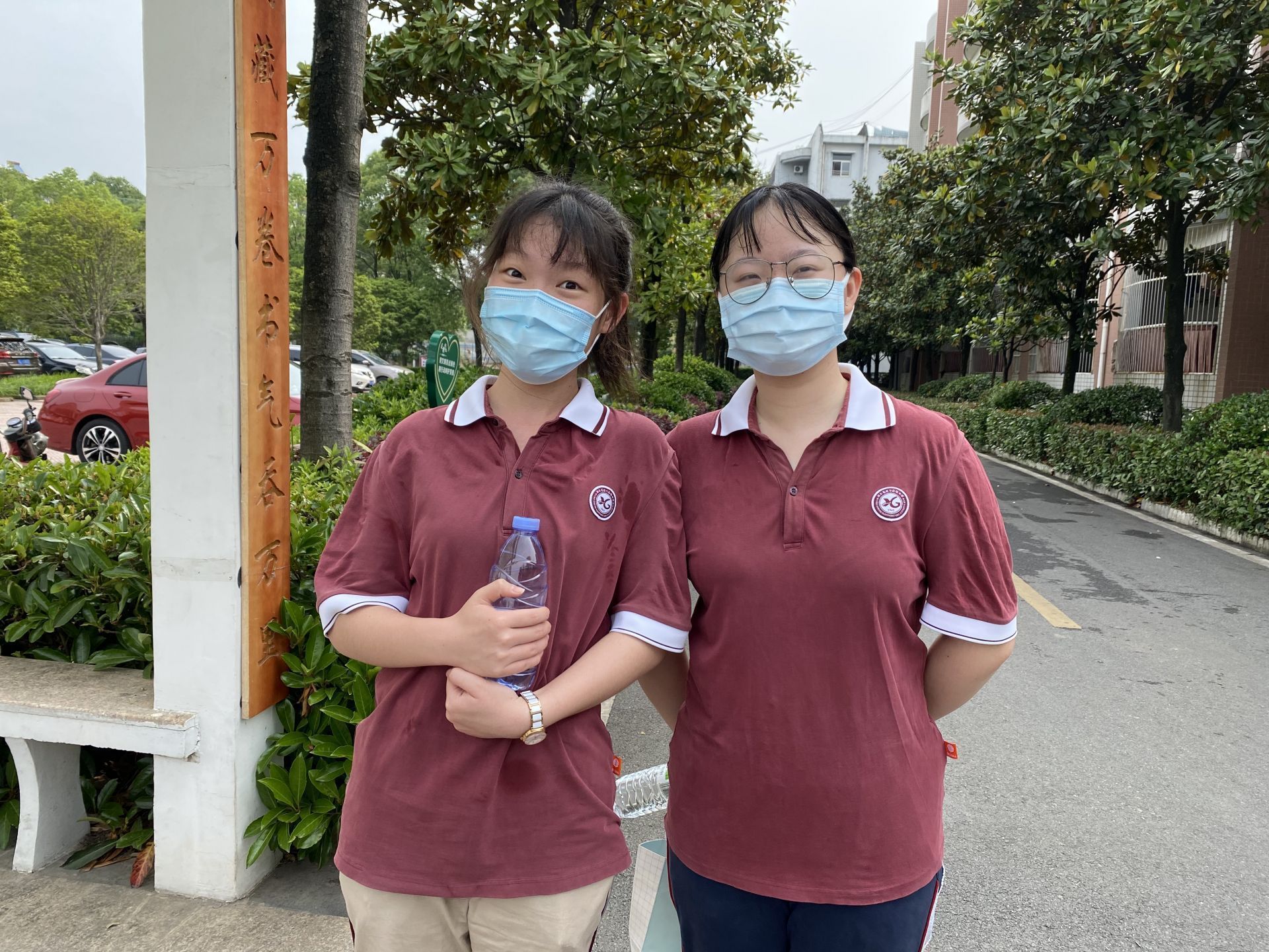 【青龙山高中】男生寝室里,高三六班的吴浩如正在和室友一起整理物品