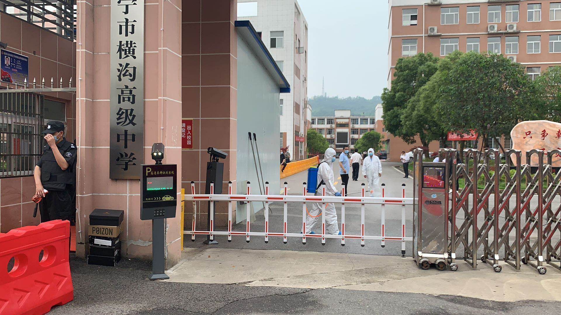 【青龙山高中】在学校食堂,周校长