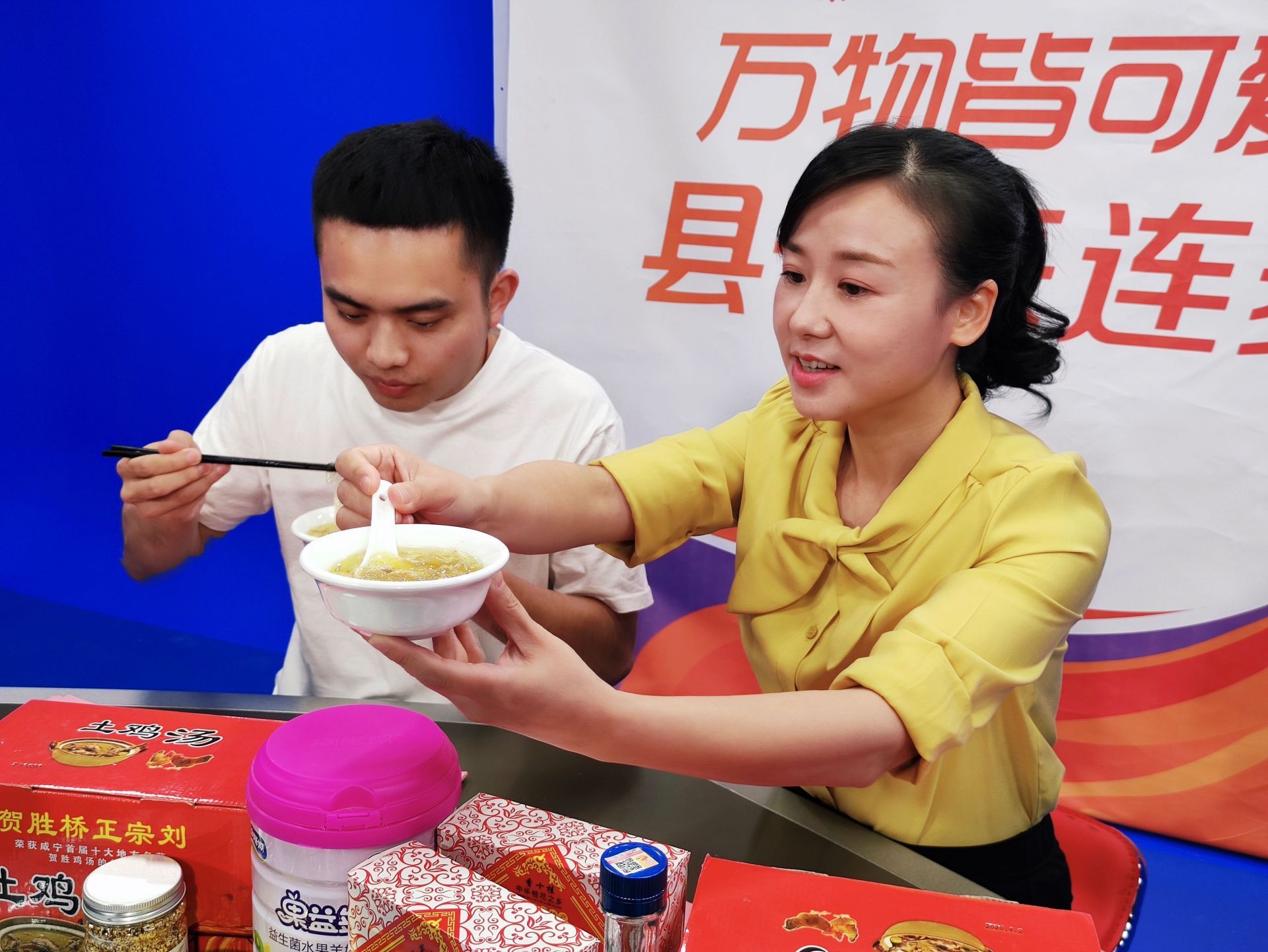 "在介绍农特产品之前,徐珍与网友粉丝们积极互动,直播间里的消息回复