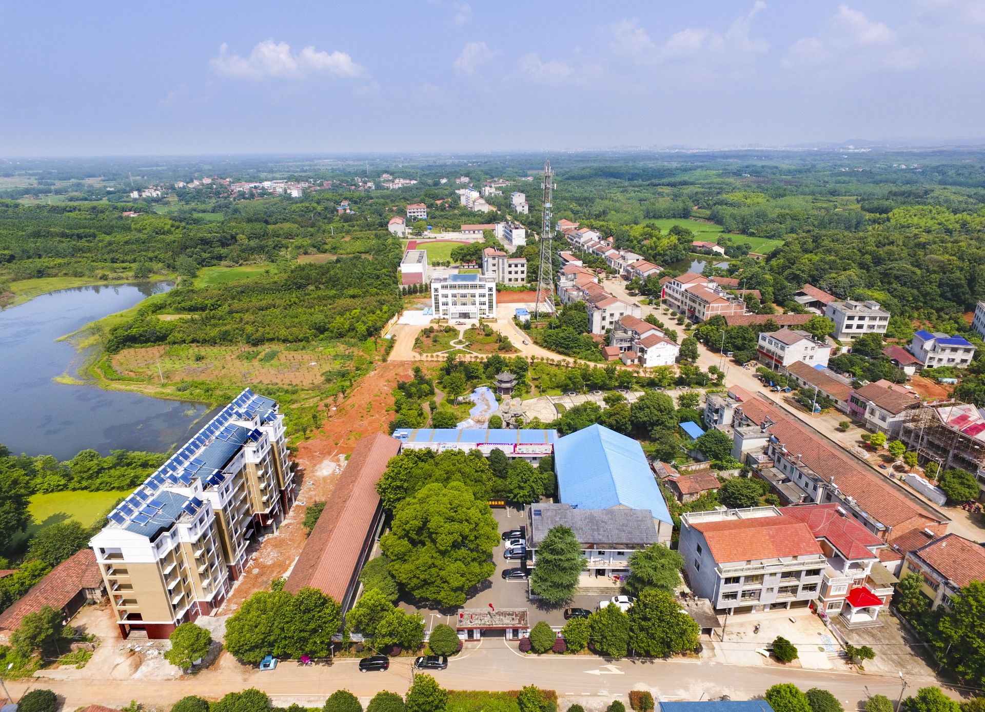 是咸安區的西大門,東靠永安城區,南鄰古城赤壁市,西接嘉魚縣,北望江夏