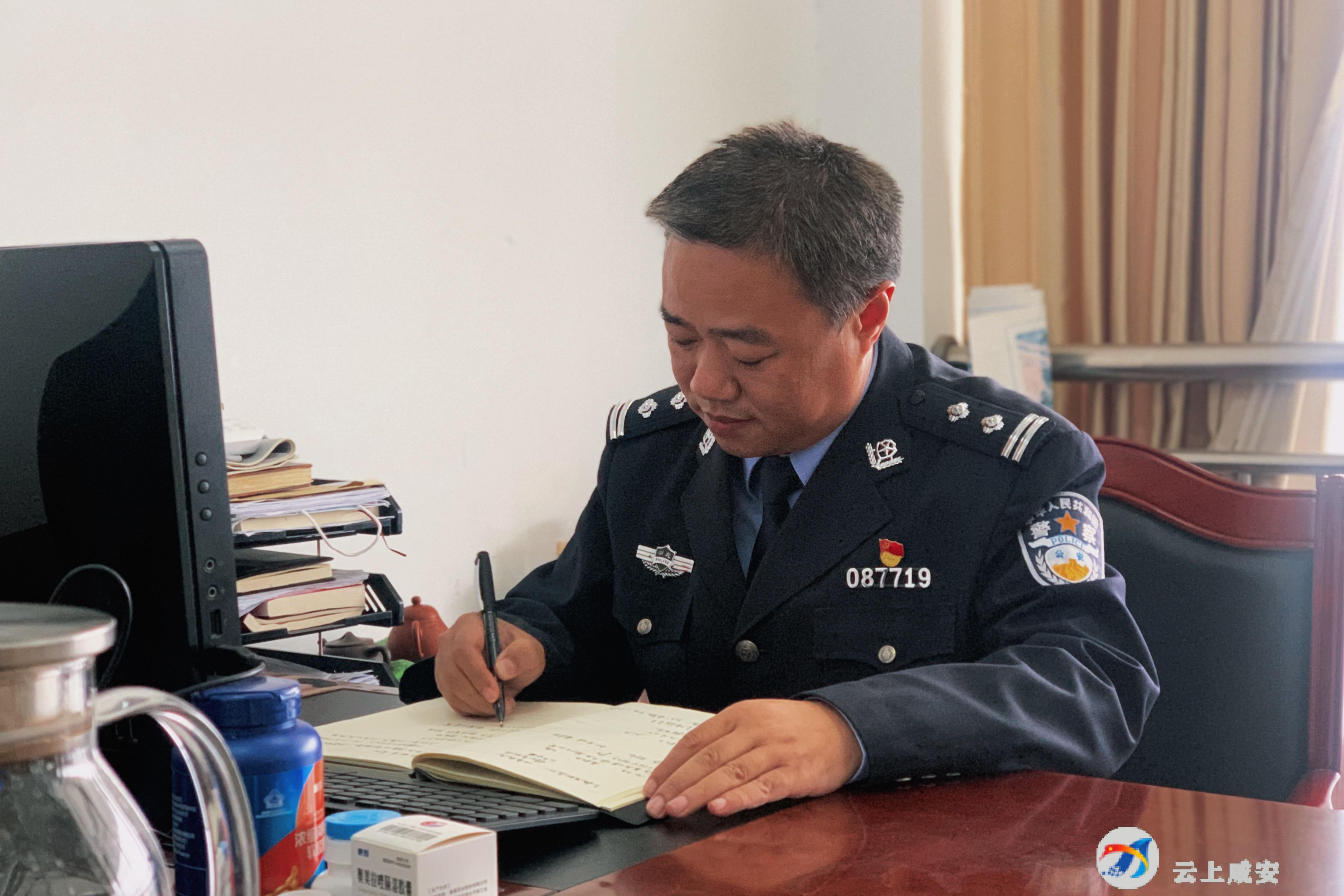 抗疫警察蓝的忠诚本色访全国公安系统抗击新冠肺炎疫情先进个人陈勇