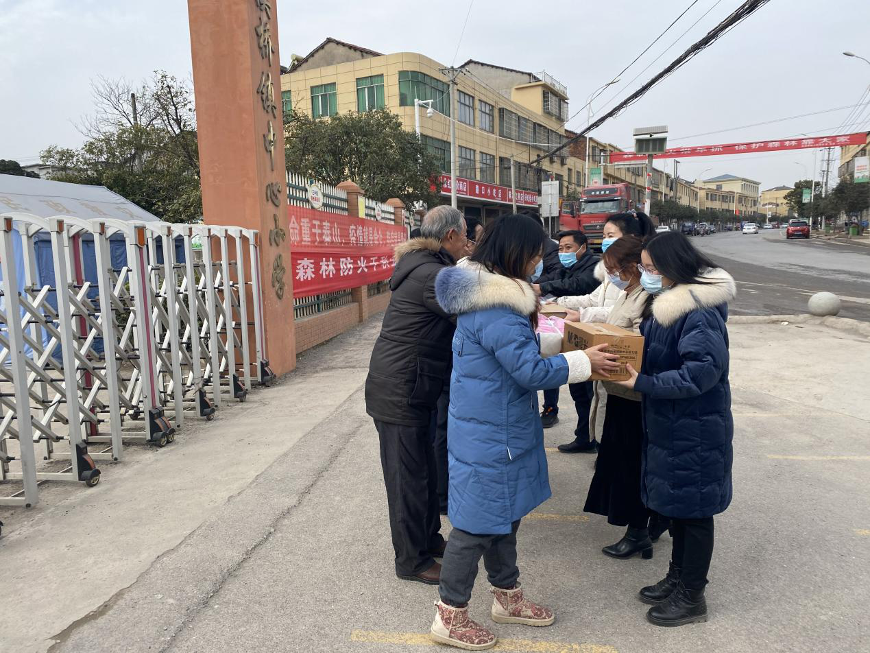 双溪桥镇开展暖冬助学活动