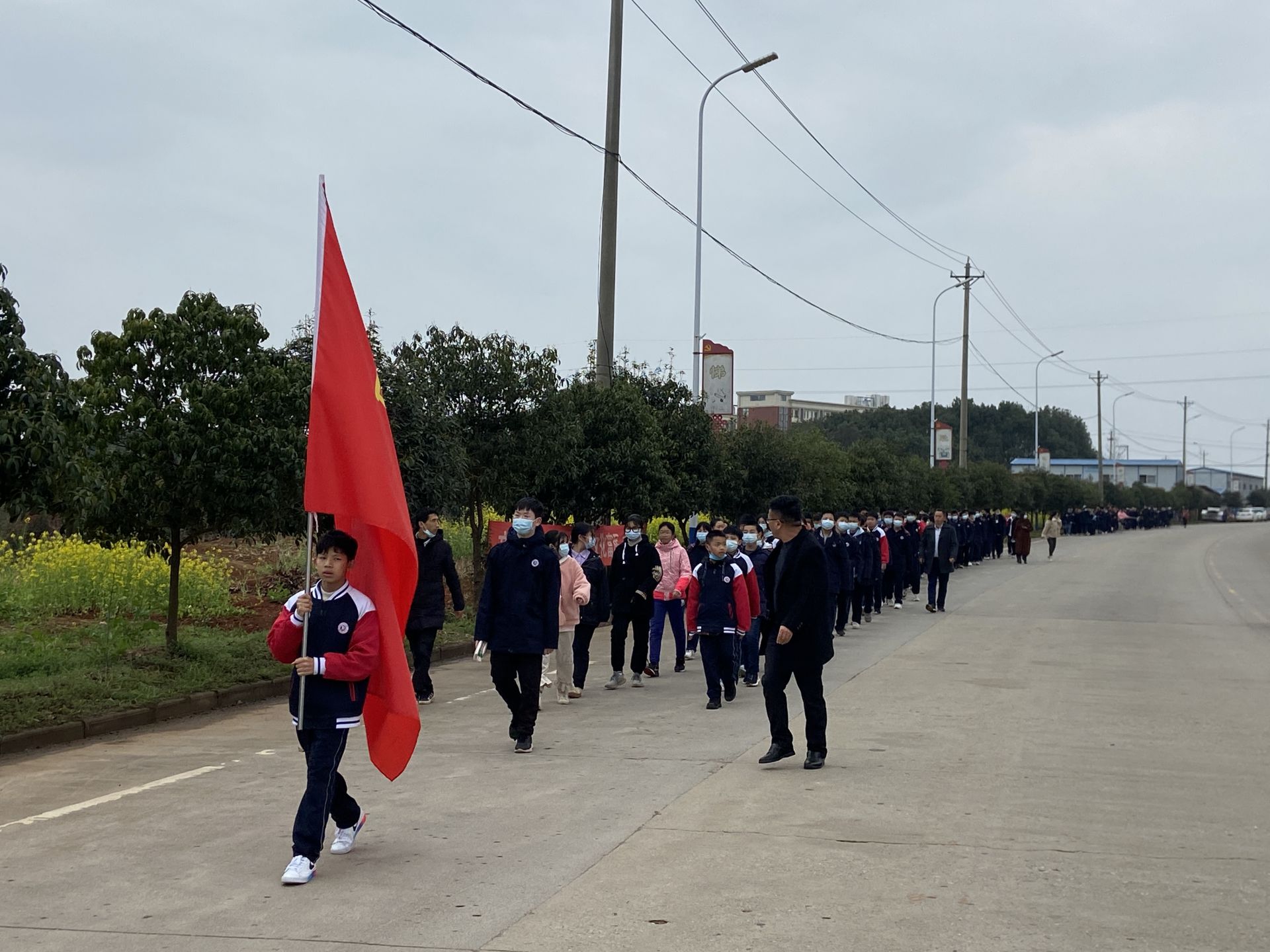 鲁迅学校500余名师生走出校园,和官埠桥镇社区志愿者一起在张公社区