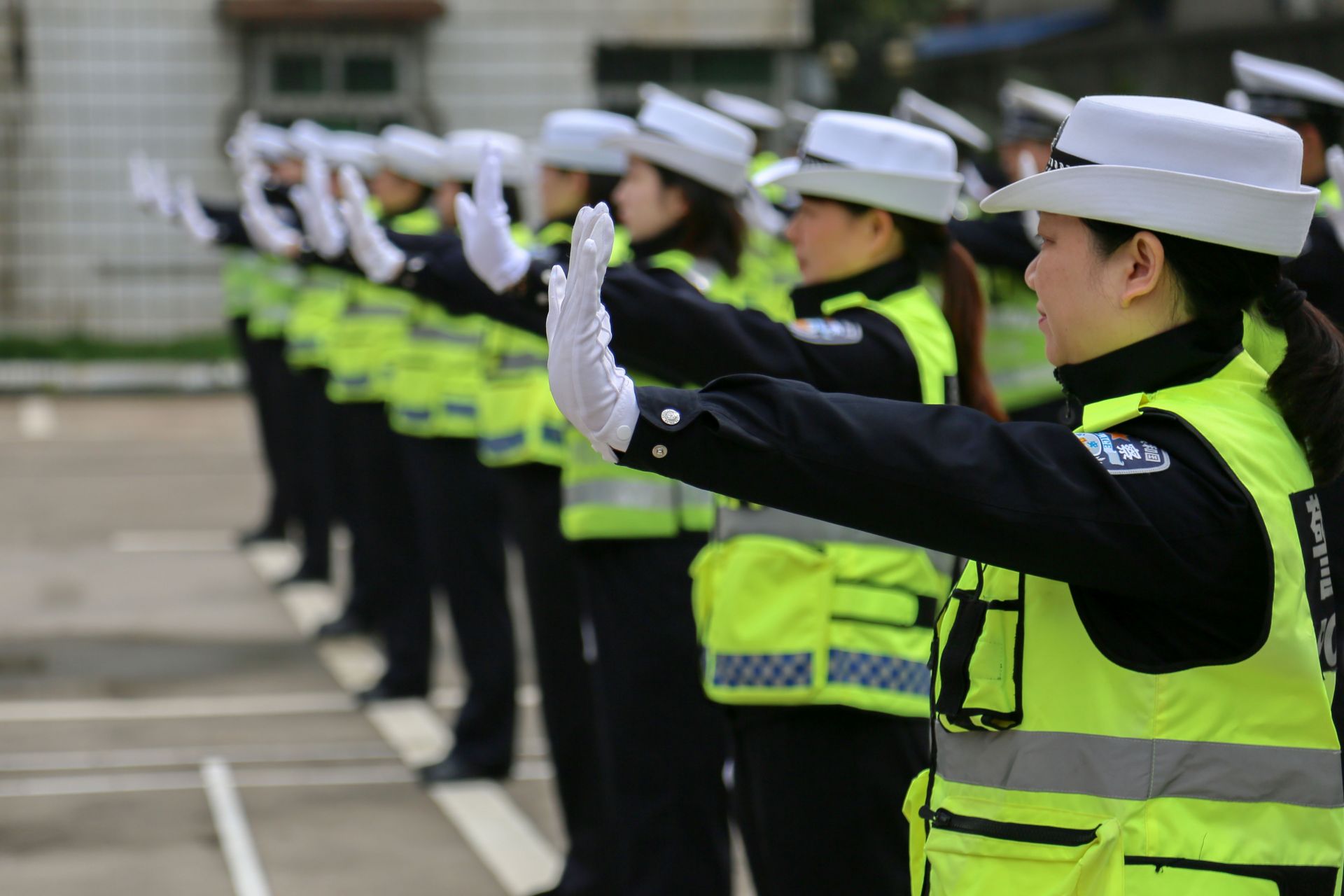 训练中,教官对照公安交警警容站姿,队列队形及指挥手势等标准,组织
