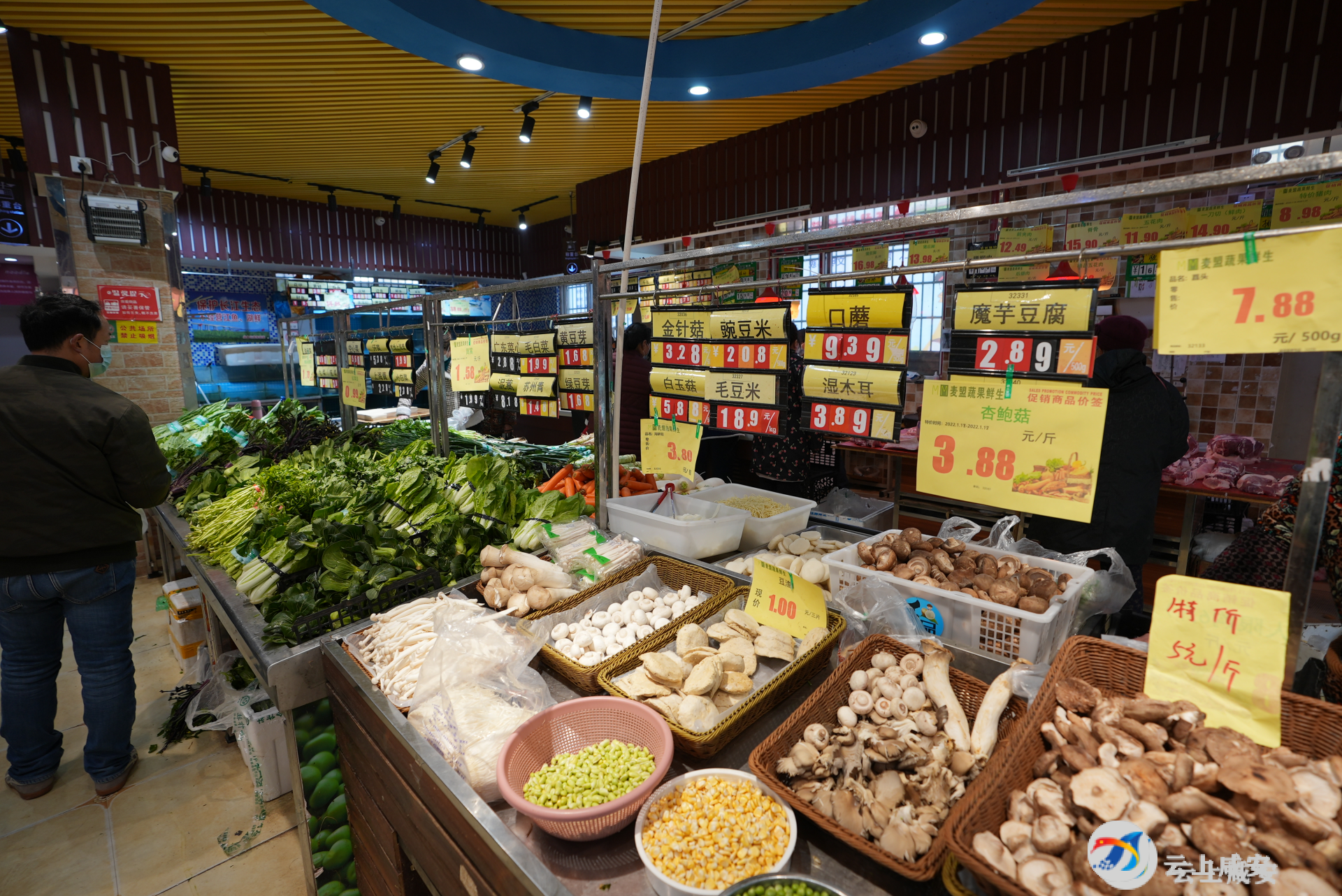 在麦盟超市火车站店,记者一进门就看到各种各样的礼盒整整齐齐地码放