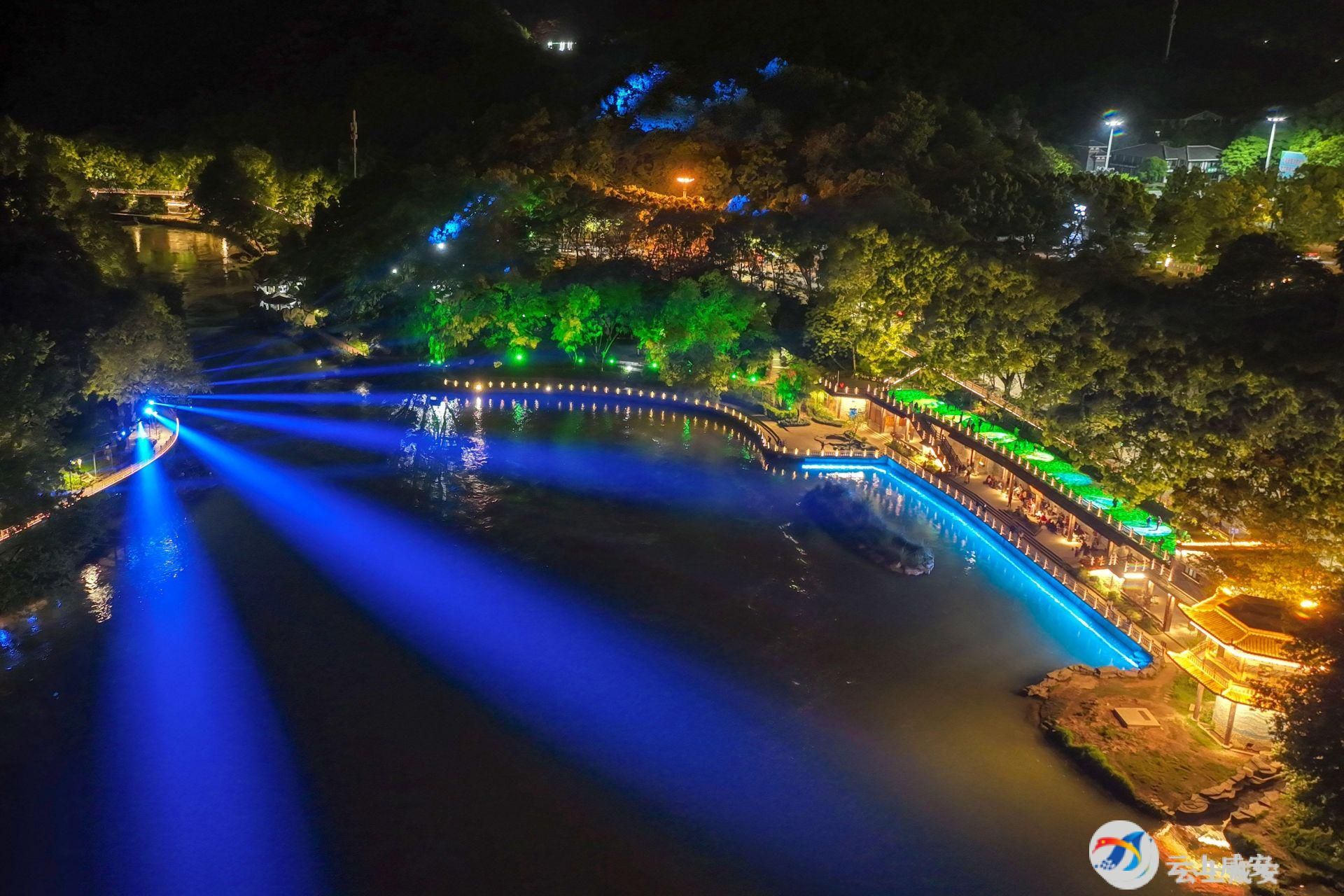 咸宁地标建筑,特产等本土特色元素路面上还投射了与波光粼粼的河面相