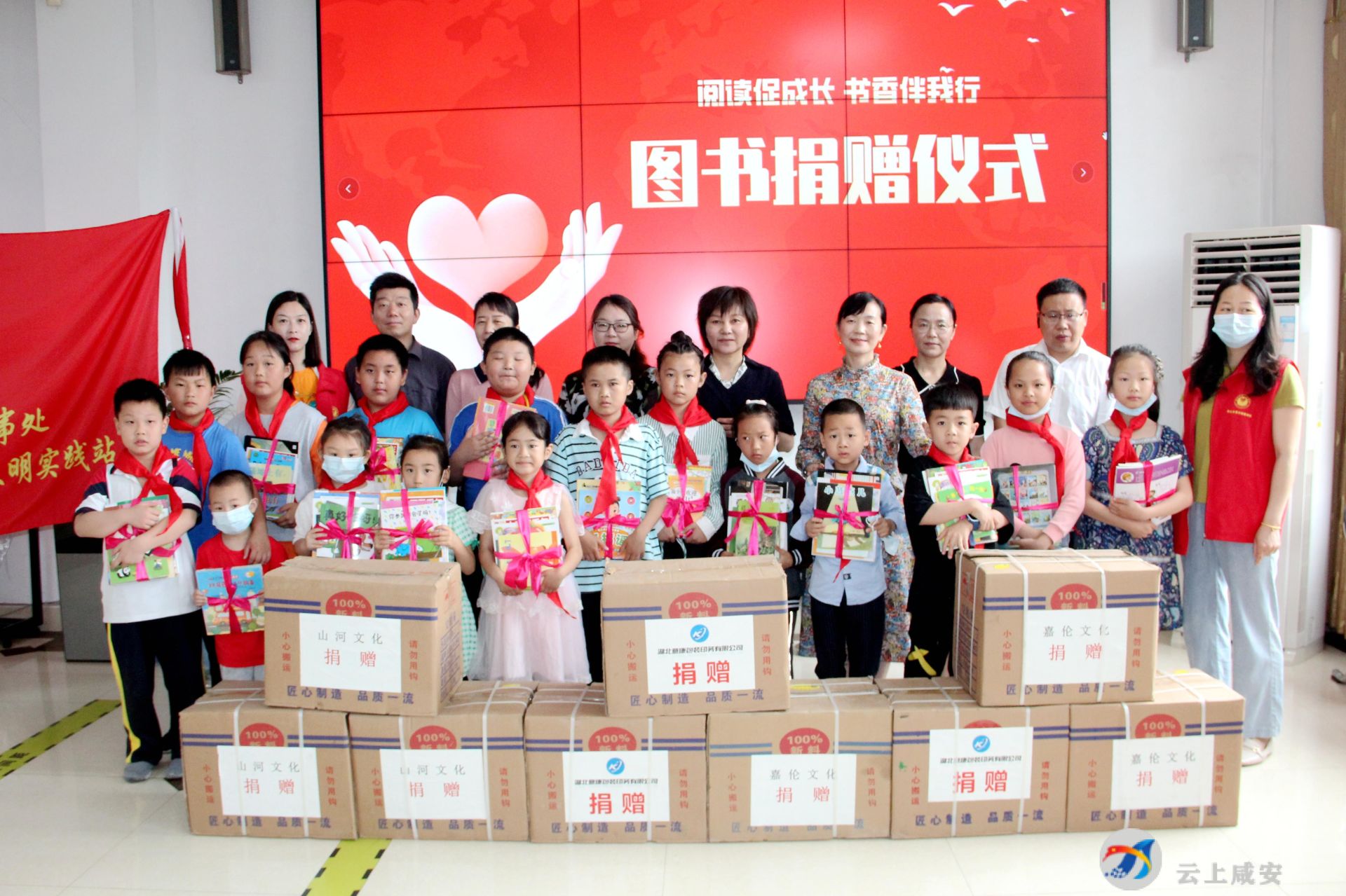 政协委员向银泉社区捐赠图书3000册