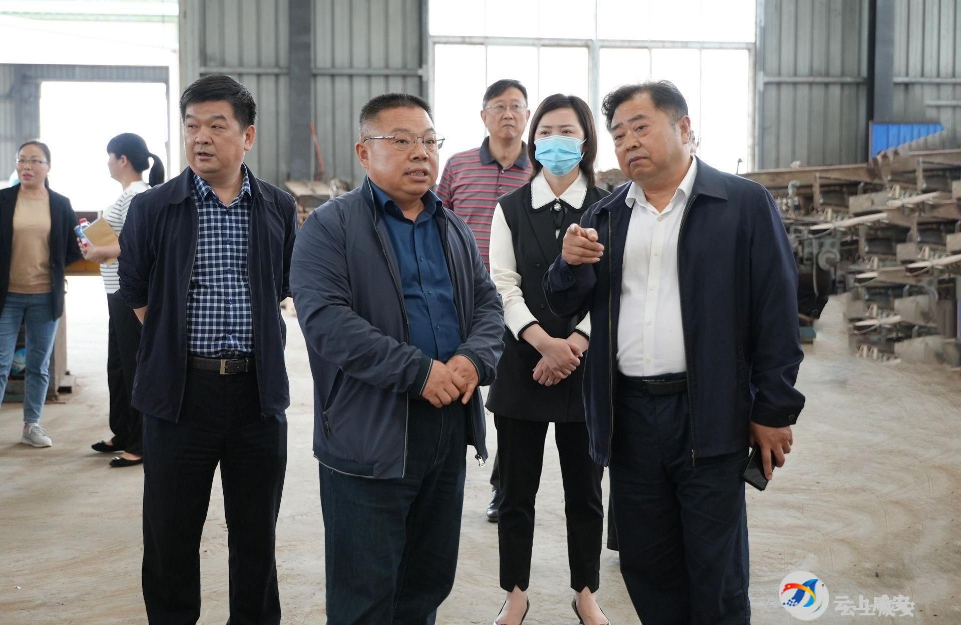 镇方松来咸安调研天然林保护示范区建设和竹产业发展情况