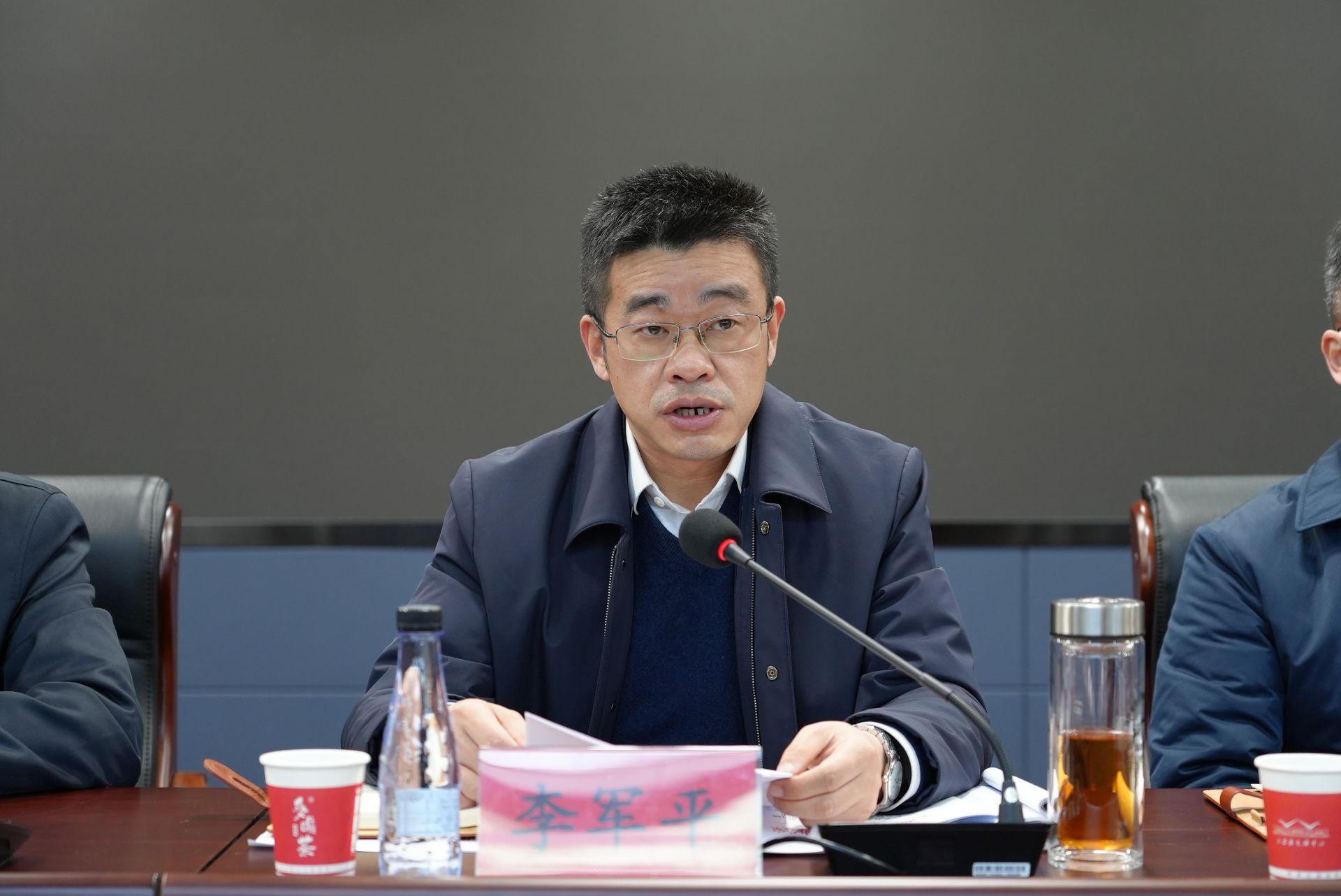 顾兴旺在全区违规吃喝问题专项整治动员部署会上强调: 要深刻认识开展