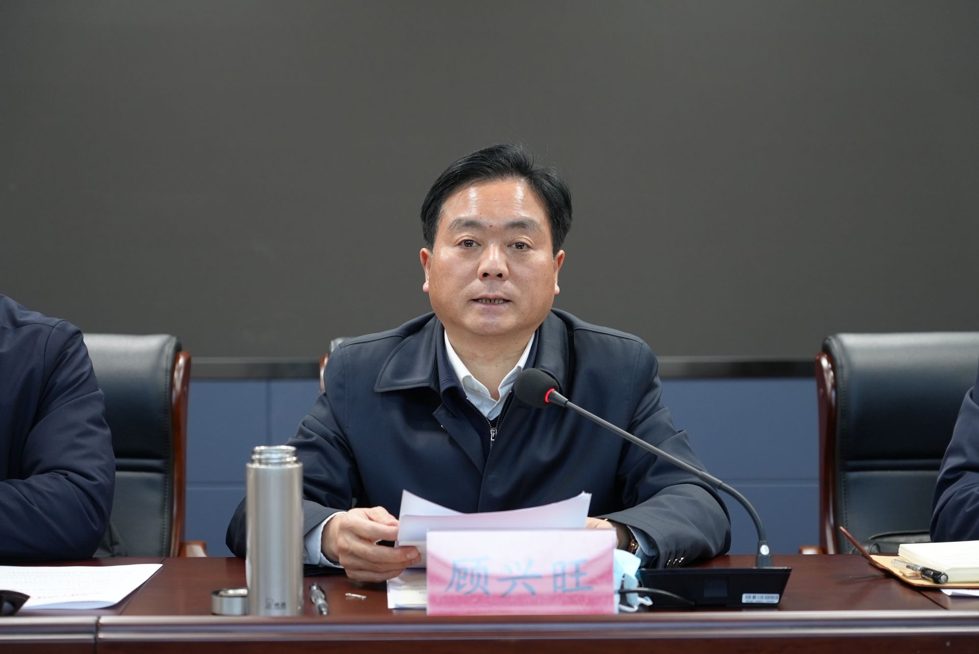 顾兴旺在全区违规吃喝问题专项整治动员部署会上强调: 要深刻认识开展