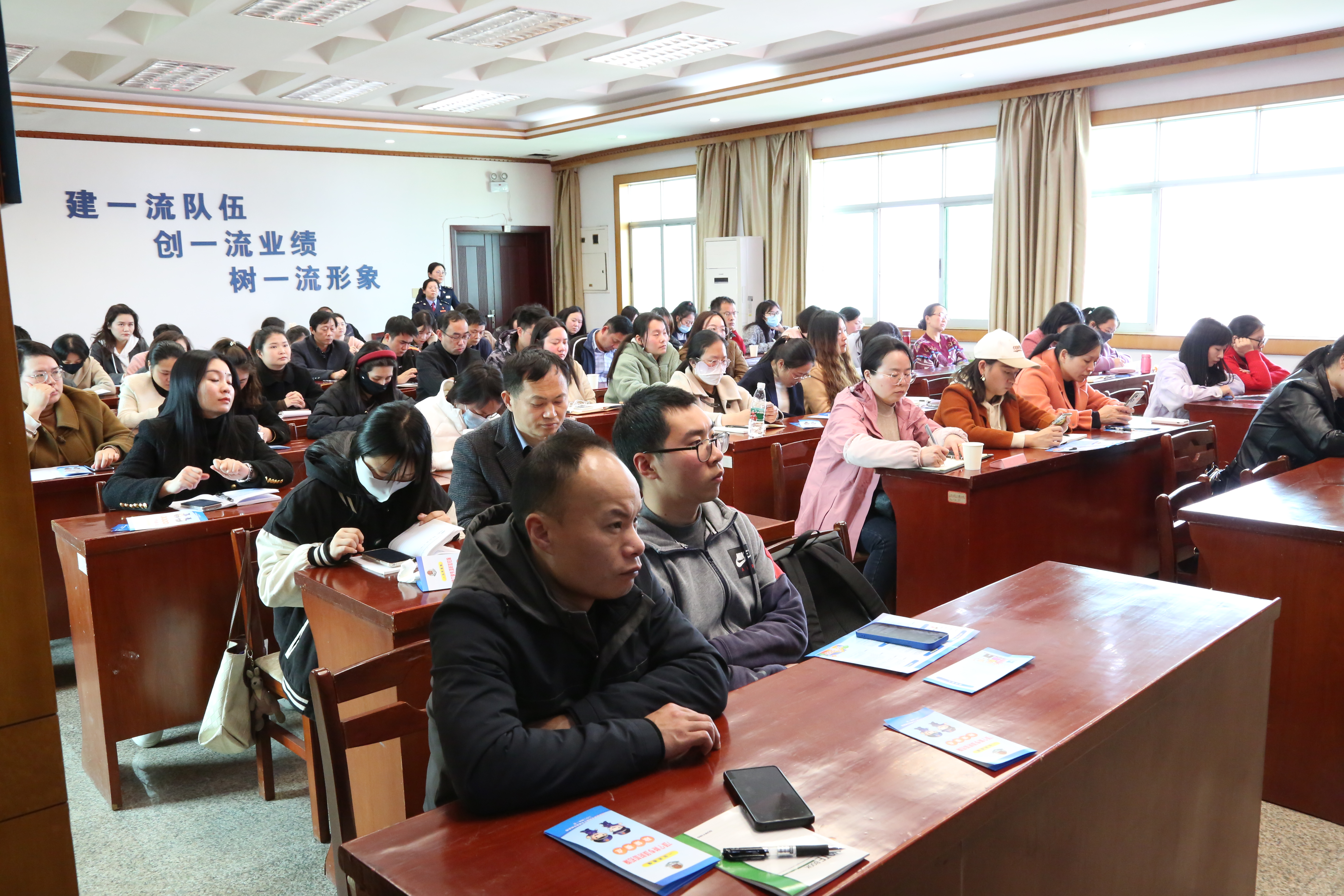 "近日,刚刚参加完咸安区税务局组织的新电子税务局培训,体验了"二维码