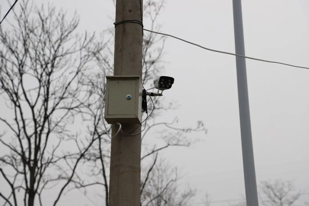 "自从村里安装监控摄像头之后,村里的治安好了很多,以前时常发生鸡鸭