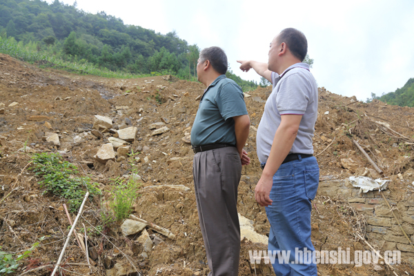 州交通运输局局长龙世奎到该乡指导灾后重建工作