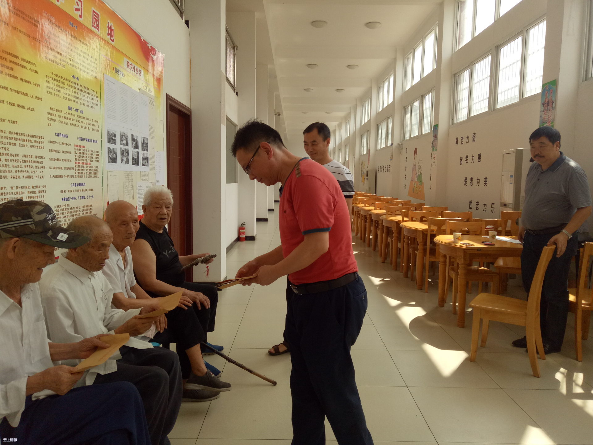 2018年7月31日上午,在"八一"建军节前夕,恩施市民政局局长廖平玥一行