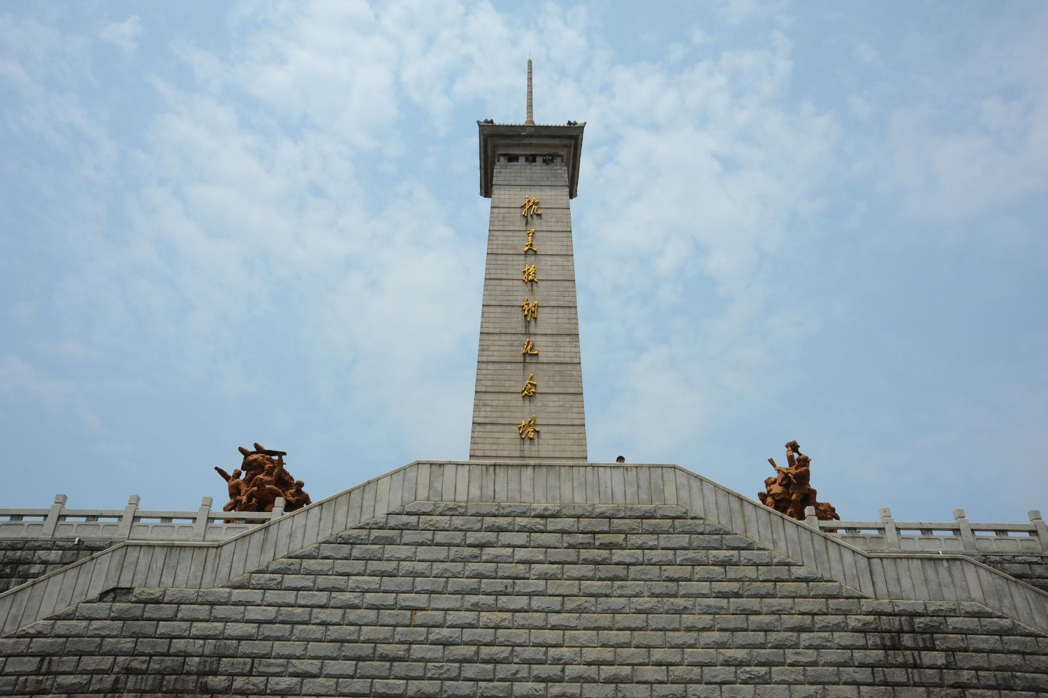纪念塔,陈列馆,全景画馆及国防教育园组成,是全国唯一全面反映中国