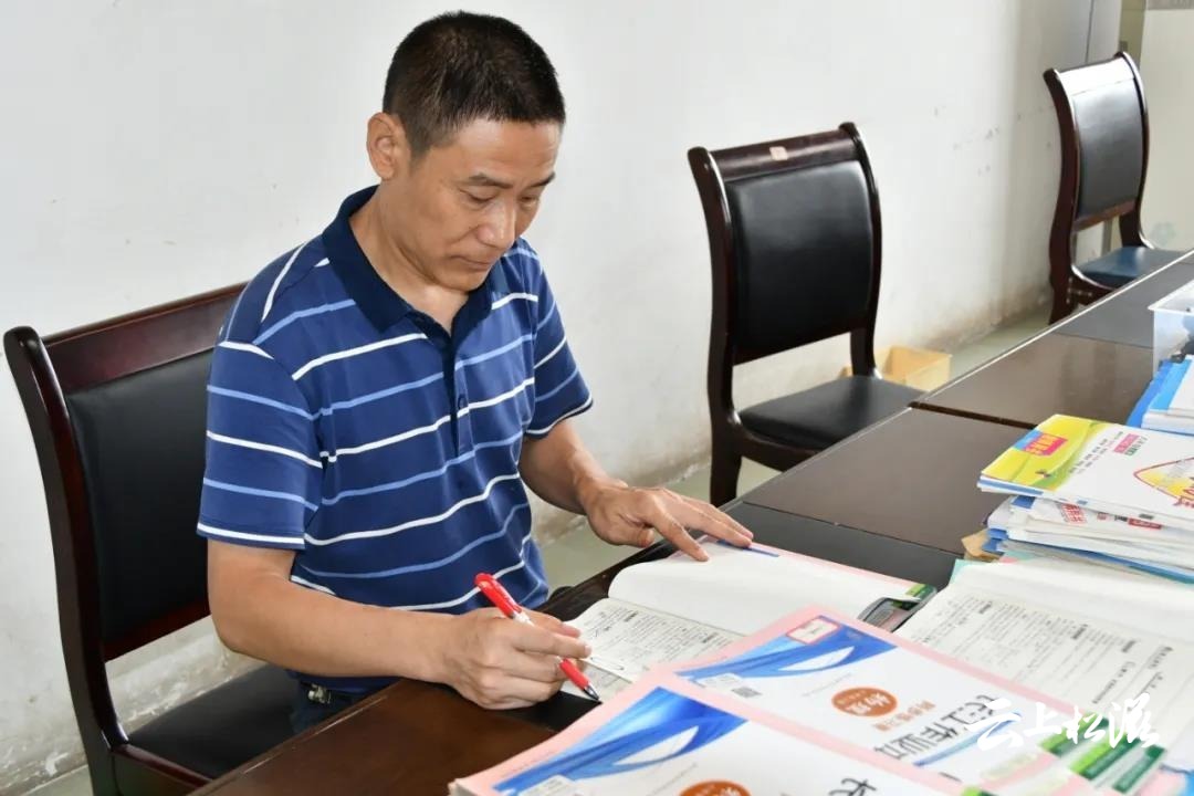 教书育人,丹心无悔_云上松滋