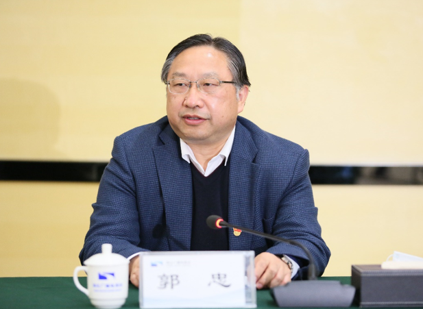 邓务贵同志以"坚持宝贵经验 汲取智慧力量——深入学习贯彻党的十九届