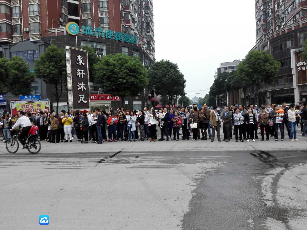 直播大冶108案12嫌犯全部到案正指认现场